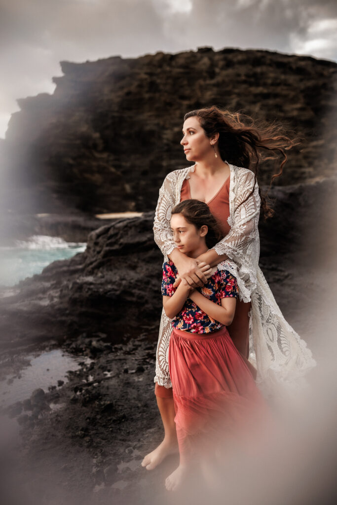 behind the scenes of a photoshoot with mom and children on the coast of hawaii